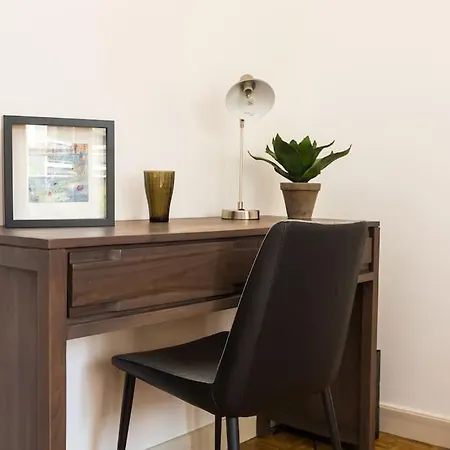2 Bedrm Flat - Downtown - Near Commodities Апартаменты Париж