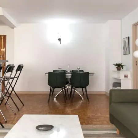 2 Bedrm Flat - Downtown - Near Commodities