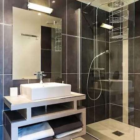 2 Bedrm Flat - Downtown - Near Commodities *