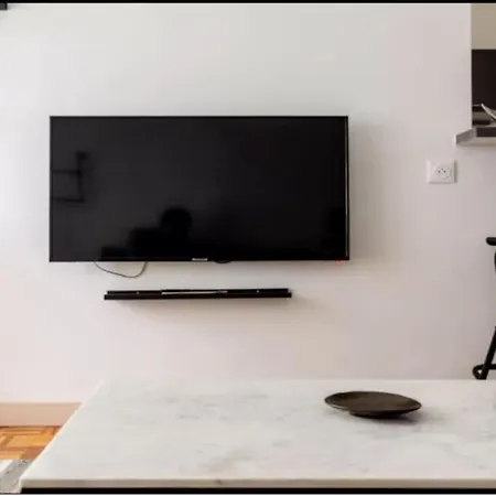 2 Bedrm Flat - Downtown - Near Commodities