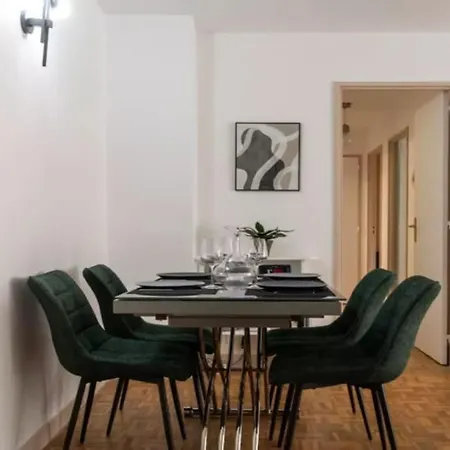2 Bedrm Flat - Downtown - Near Commodities *