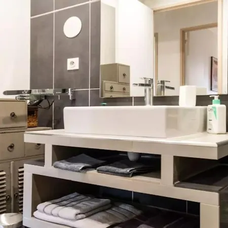 Apartment 2 Bedrm Flat - Downtown - Near Commodities *